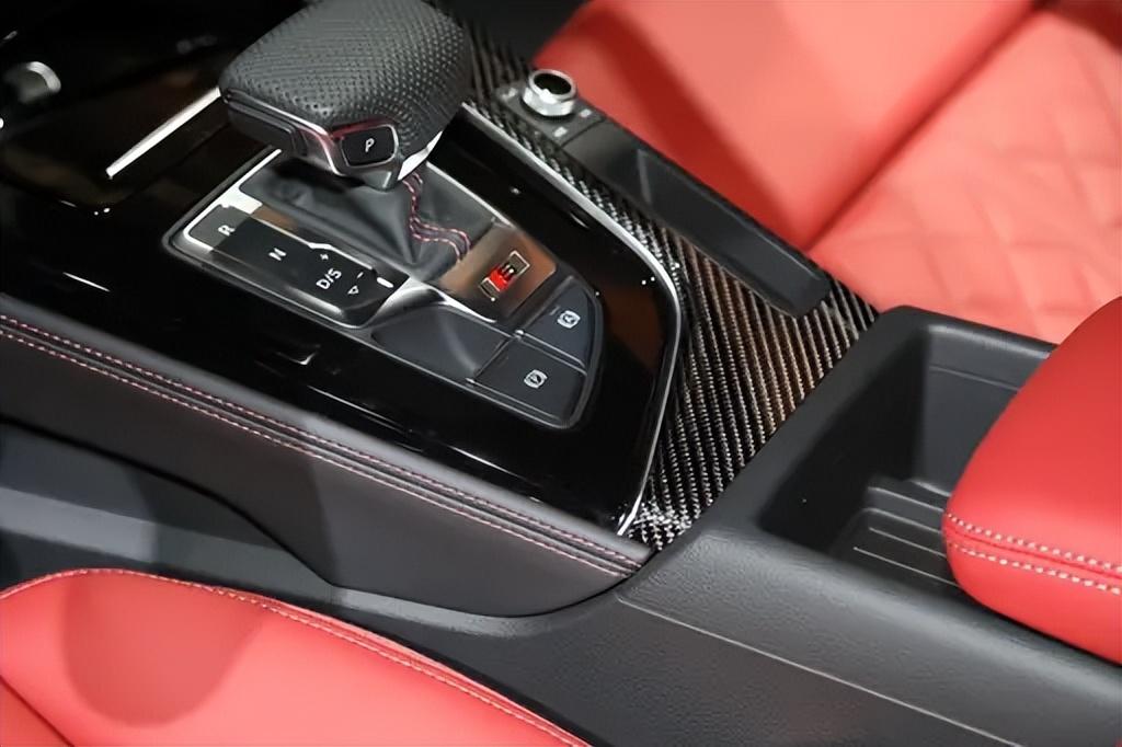 2024 奧迪 S5 Sportback:革新外觀與強勁動力引領豪華運動轎車潮流