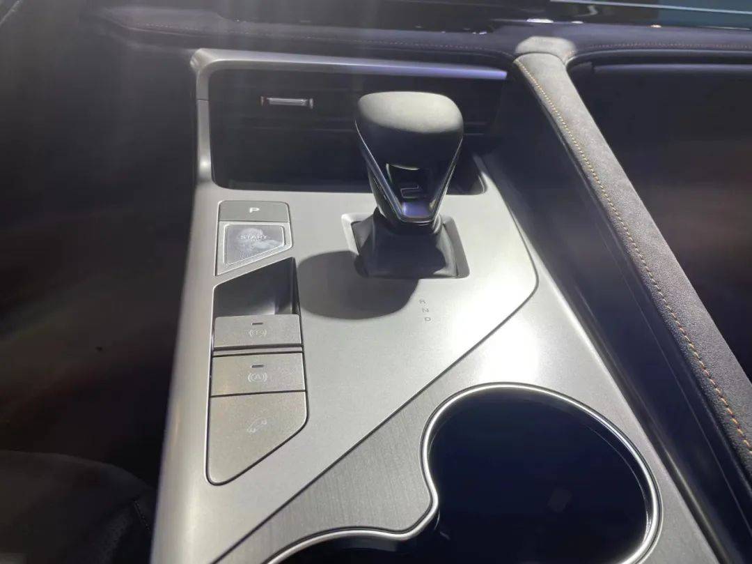 重慶車展丨價格拉到10萬元級,榮威D5X DMH這一波很值了?