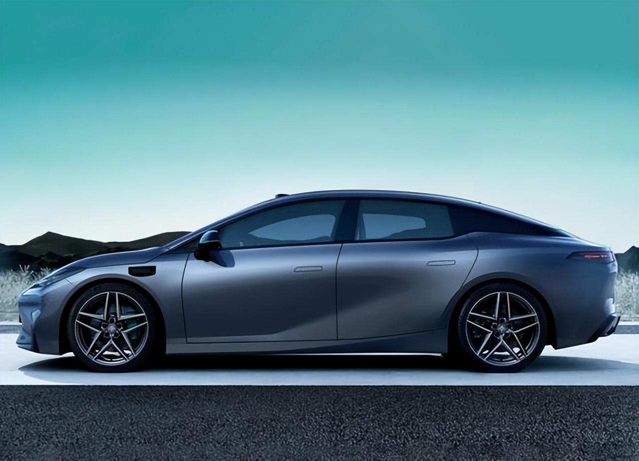 又一國產(chǎn)新能源,車長4886mm,340馬力、加速3.9s,20萬就能滿配