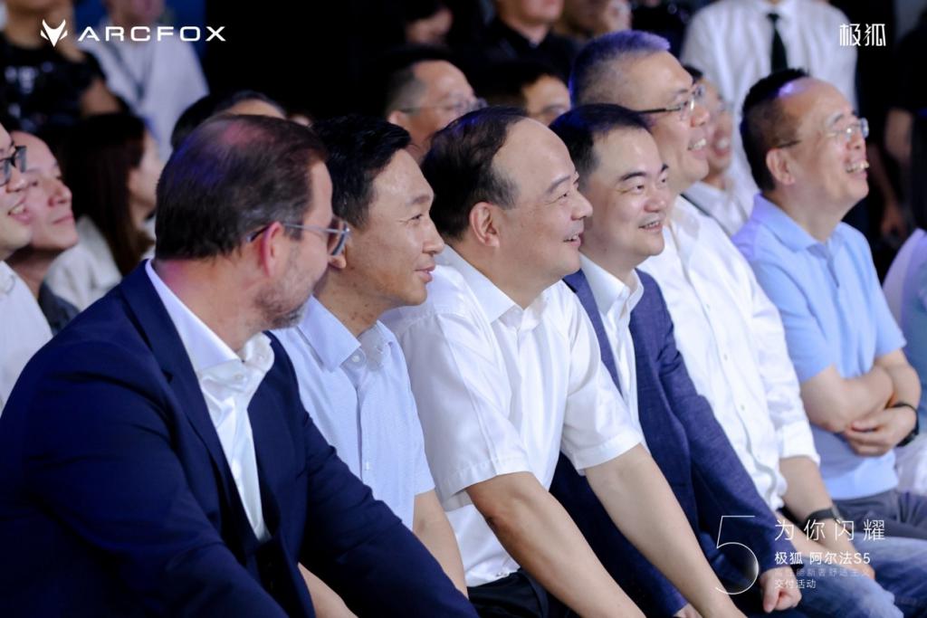 極狐阿爾法S5上市即交付!北汽+寧德時(shí)代+麥格納三巨頭合體獻(xiàn)真心