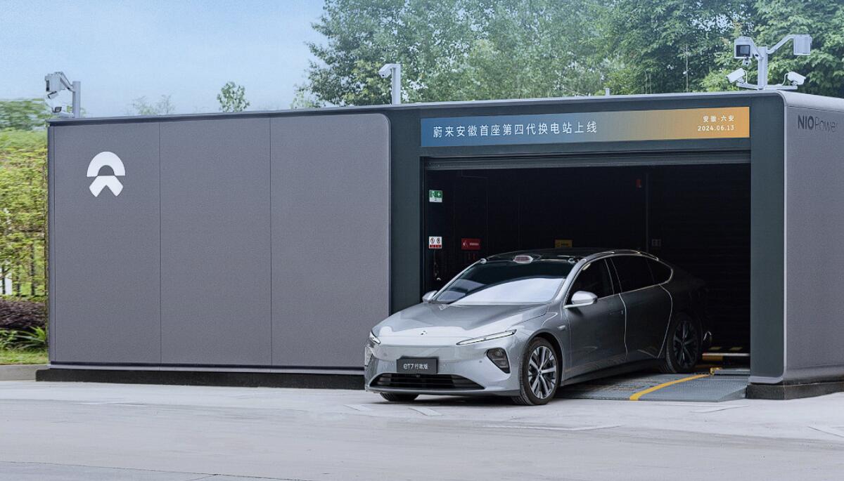 蔚來的第四代電動汽車換電站在144秒內完成換電