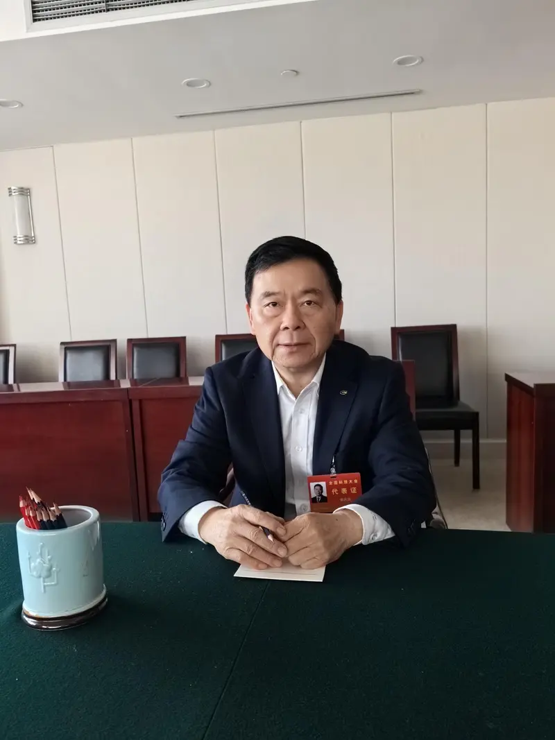 曾慶洪在分組討論發言并提出意見和建議