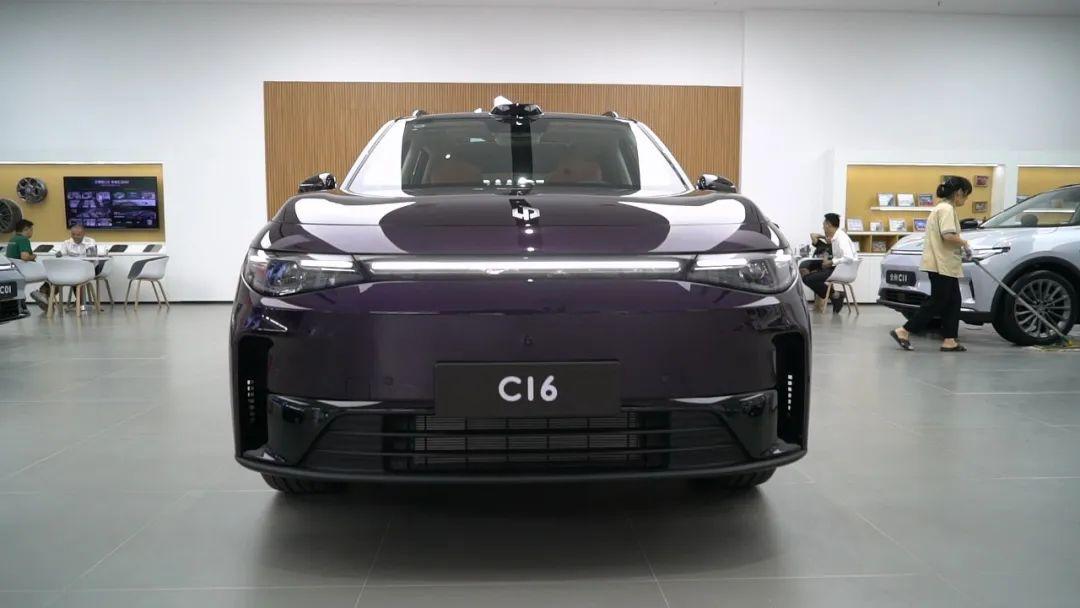 沒冰箱也行?零跑C16:15.58萬元起,大六座不玩虛的