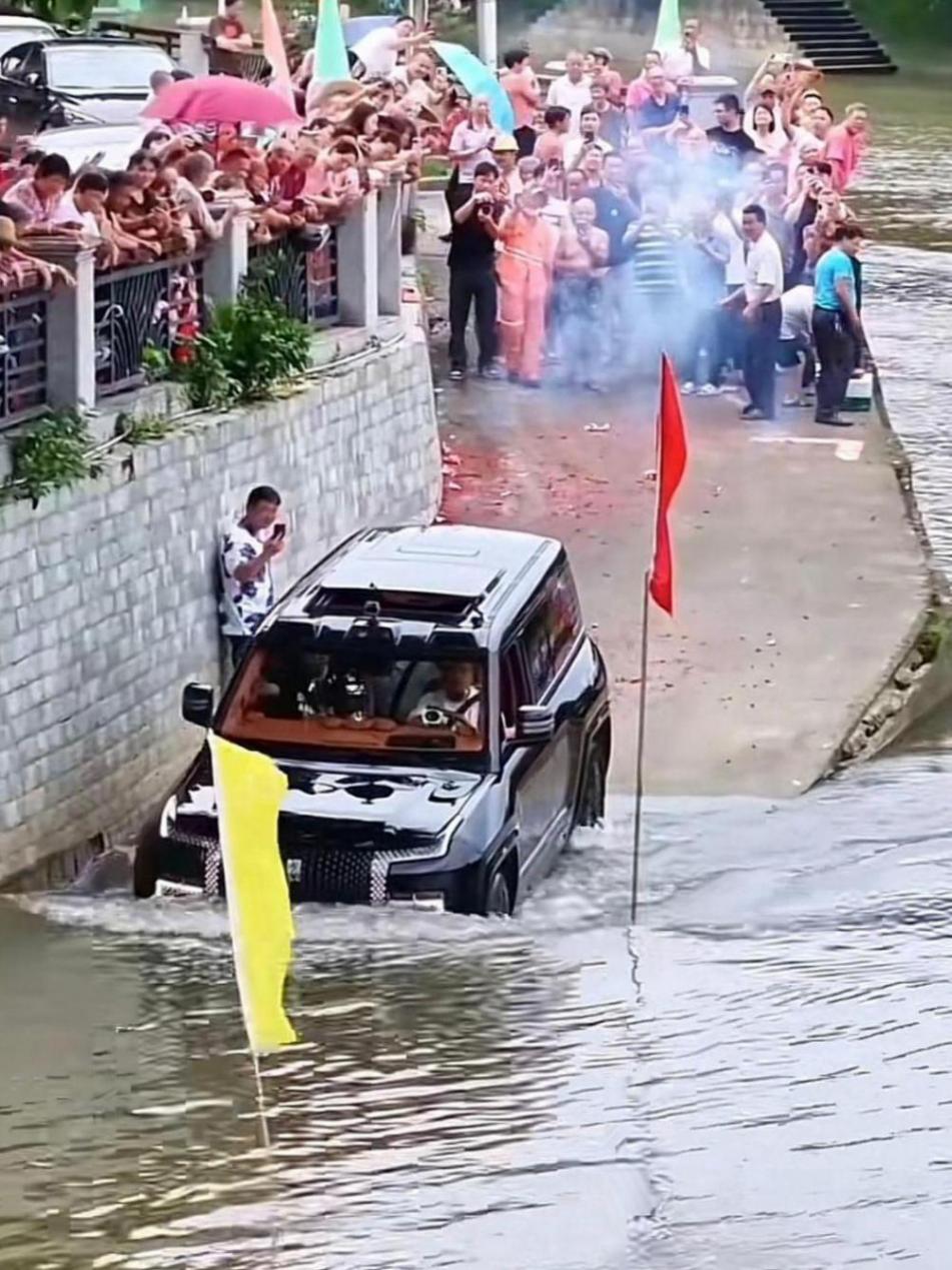 起猛了!“迪王”仰望U8和龍舟齊下水,車圈“游泳健將”名不虛傳