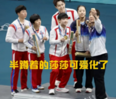 劉國梁為莎頭頒獎 拍拍臉頰太有愛