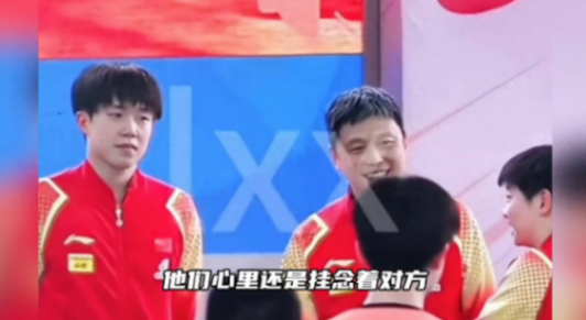 劉國梁為莎頭頒獎 拍拍臉頰太有愛