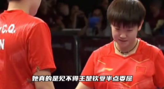 劉國梁為莎頭頒獎 拍拍臉頰太有愛