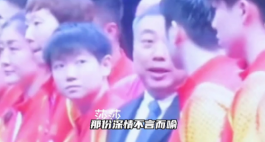 劉國梁為莎頭頒獎 拍拍臉頰太有愛