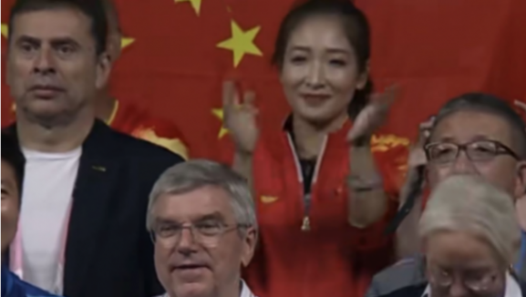 劉詩(shī)雯的遺憾補(bǔ)上了,莎頭混雙奪冠,看臺(tái)上劉詩(shī)雯笑靨如花,東京丟冠淚流滿面