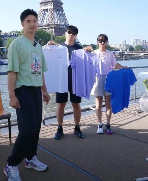 田亮帶著兒子女兒在巴黎鐵塔下賣貨