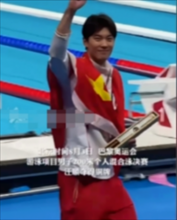 汪順與馬克龍握手