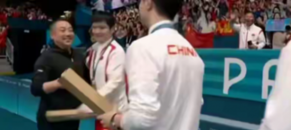 劉國梁擁抱國乒男團:眼含熱淚