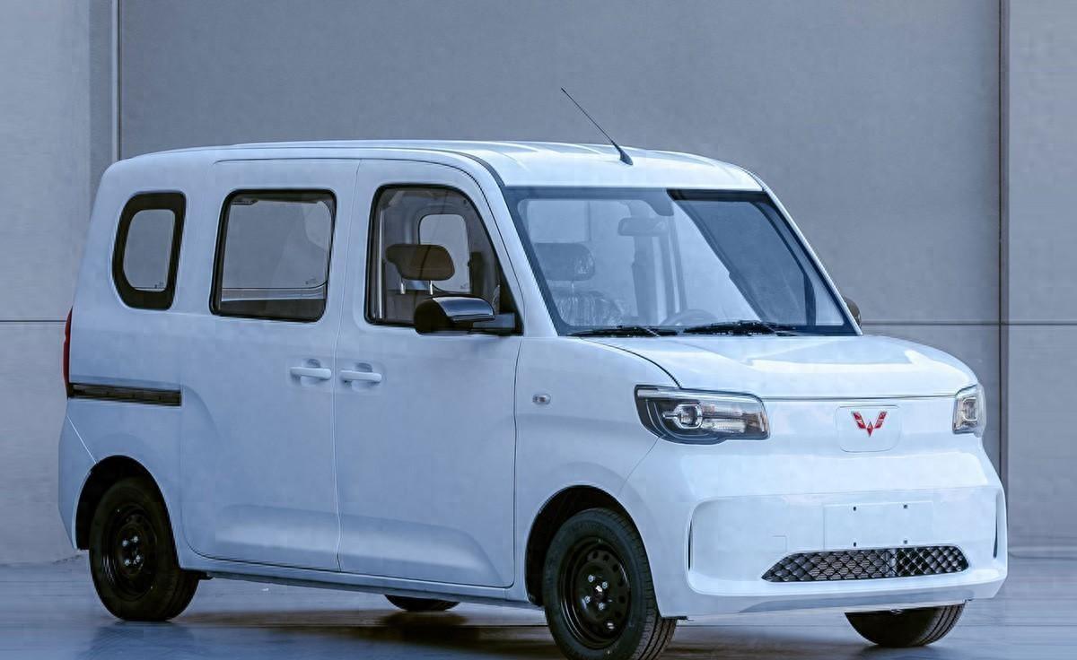 新款五菱之光曝光,外觀很時(shí)尚可愛(ài),車長(zhǎng)3685mm,4座,側(cè)滑門