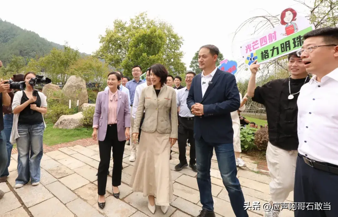 格力董事長董明珠打卡體驗景德鎮(zhèn)珠山區(qū)陶源谷·三寶
