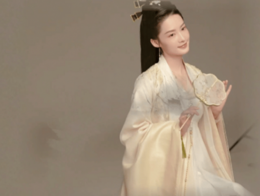 李沁收到范閑送的雞腿