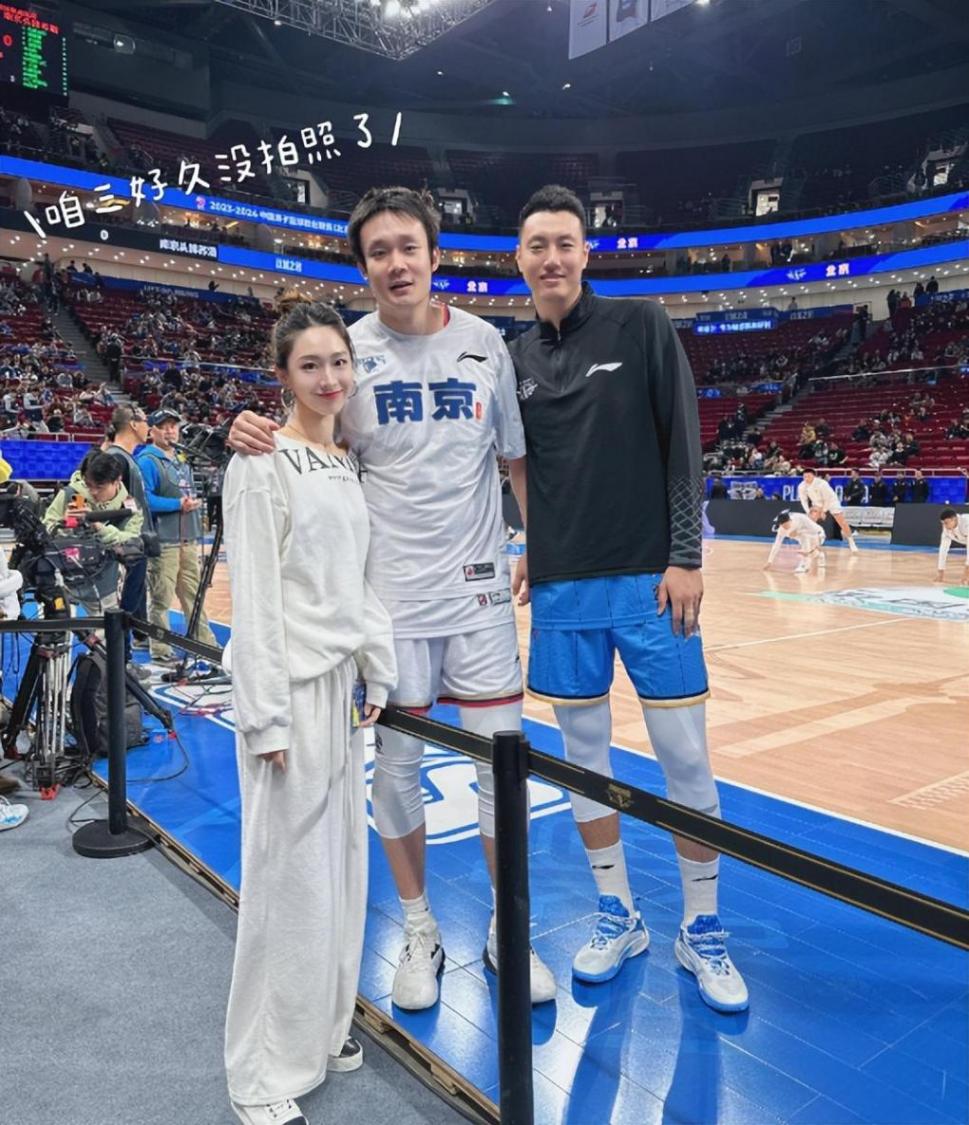 翟曉川一家近照,財富自由,1米77老婆很漂亮,結婚7年家庭美滿