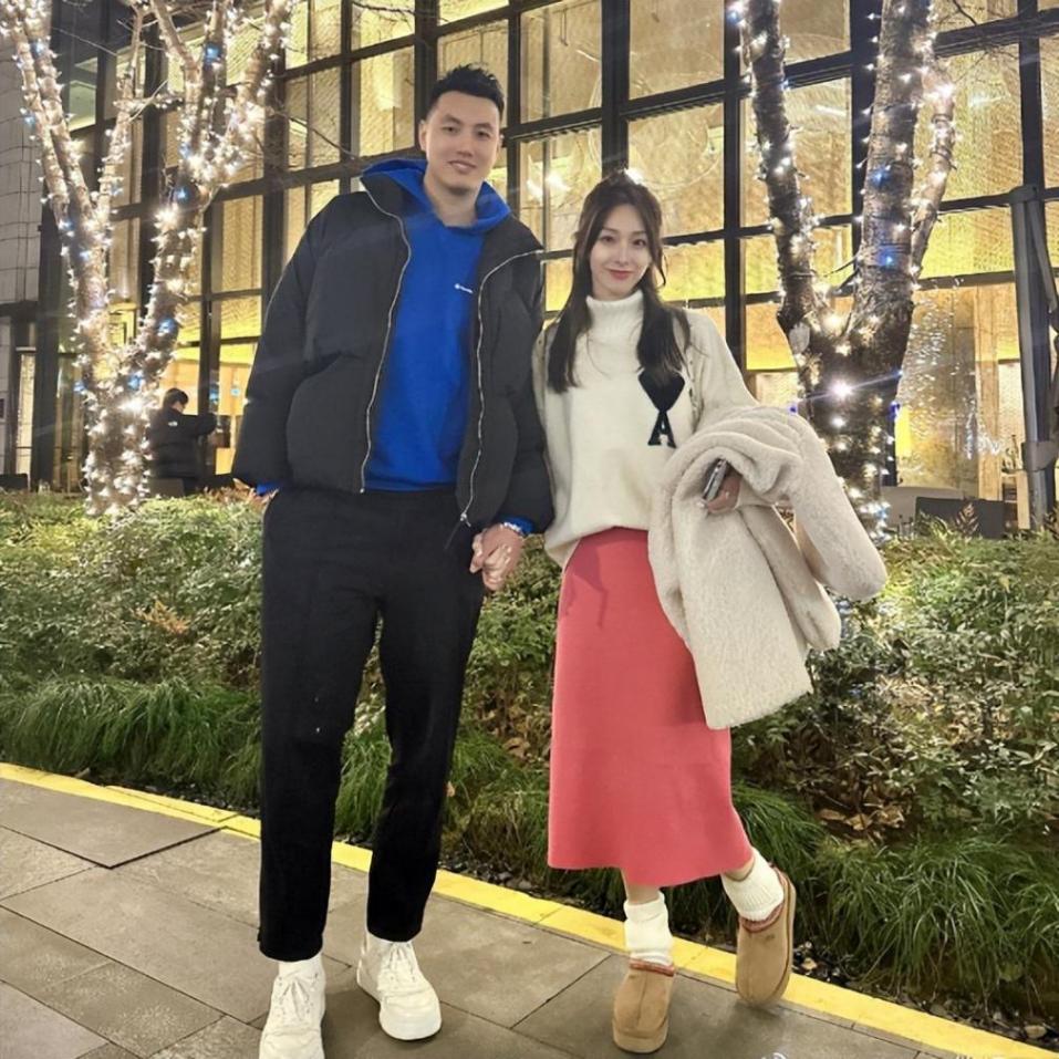 翟曉川一家近照,財富自由,1米77老婆很漂亮,結婚7年家庭美滿