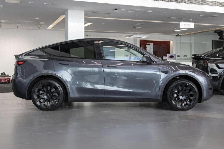 新款特斯拉 Model Y 即將登場,智駕提升成謎,你會等嗎?