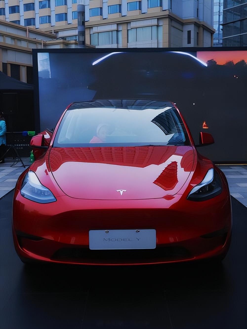 新款特斯拉 Model Y 即將登場,智駕提升成謎,你會等嗎?
