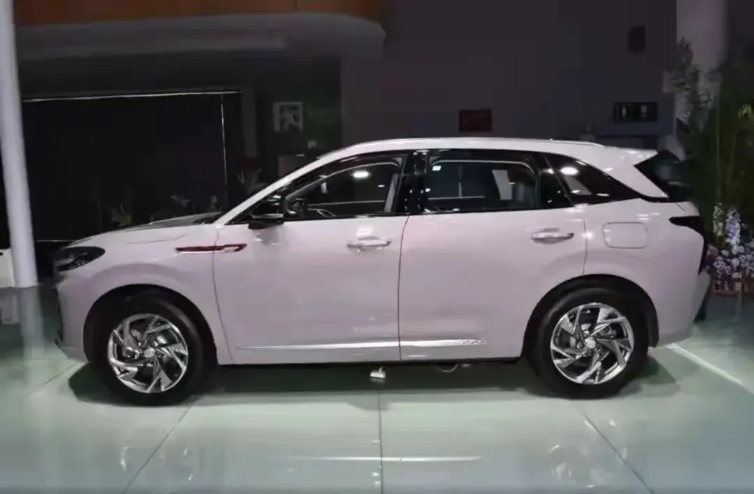 紅旗 HS3 PHEV:場(chǎng)景化優(yōu)勢(shì)點(diǎn)亮出行新體驗(yàn)