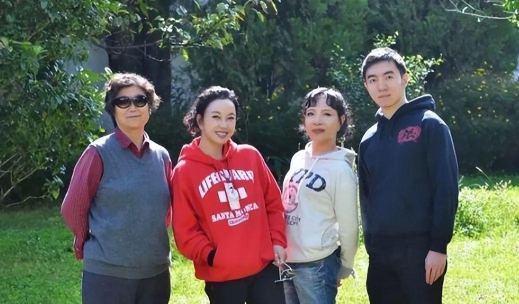 73歲劉曉慶和68歲妹妹出游!妹妹已老成奶奶了,她扎麻花辮像少女