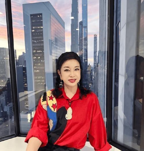 73歲劉曉慶和68歲妹妹出游!妹妹已老成奶奶了,她扎麻花辮像少女