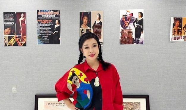 73歲劉曉慶和68歲妹妹出游!妹妹已老成奶奶了,她扎麻花辮像少女