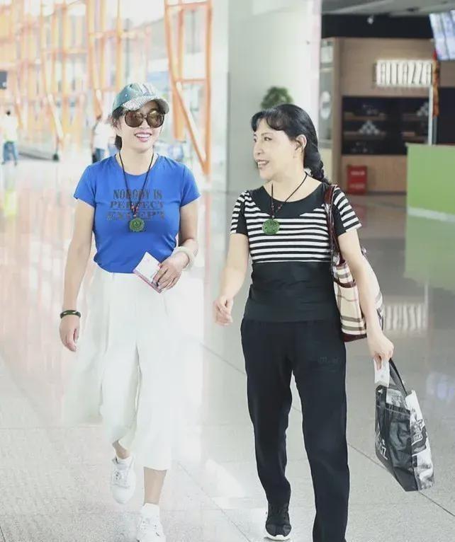 73歲劉曉慶和68歲妹妹出游!妹妹已老成奶奶了,她扎麻花辮像少女