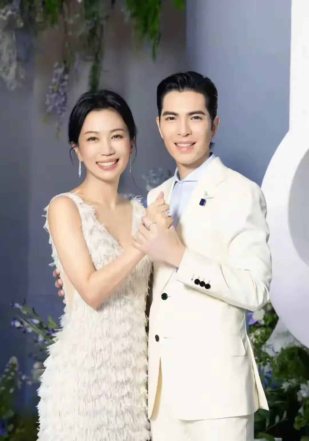 蕭敬騰和老婆日本旅行,林有慧苗條十足身材好,牽手過馬路像熱戀