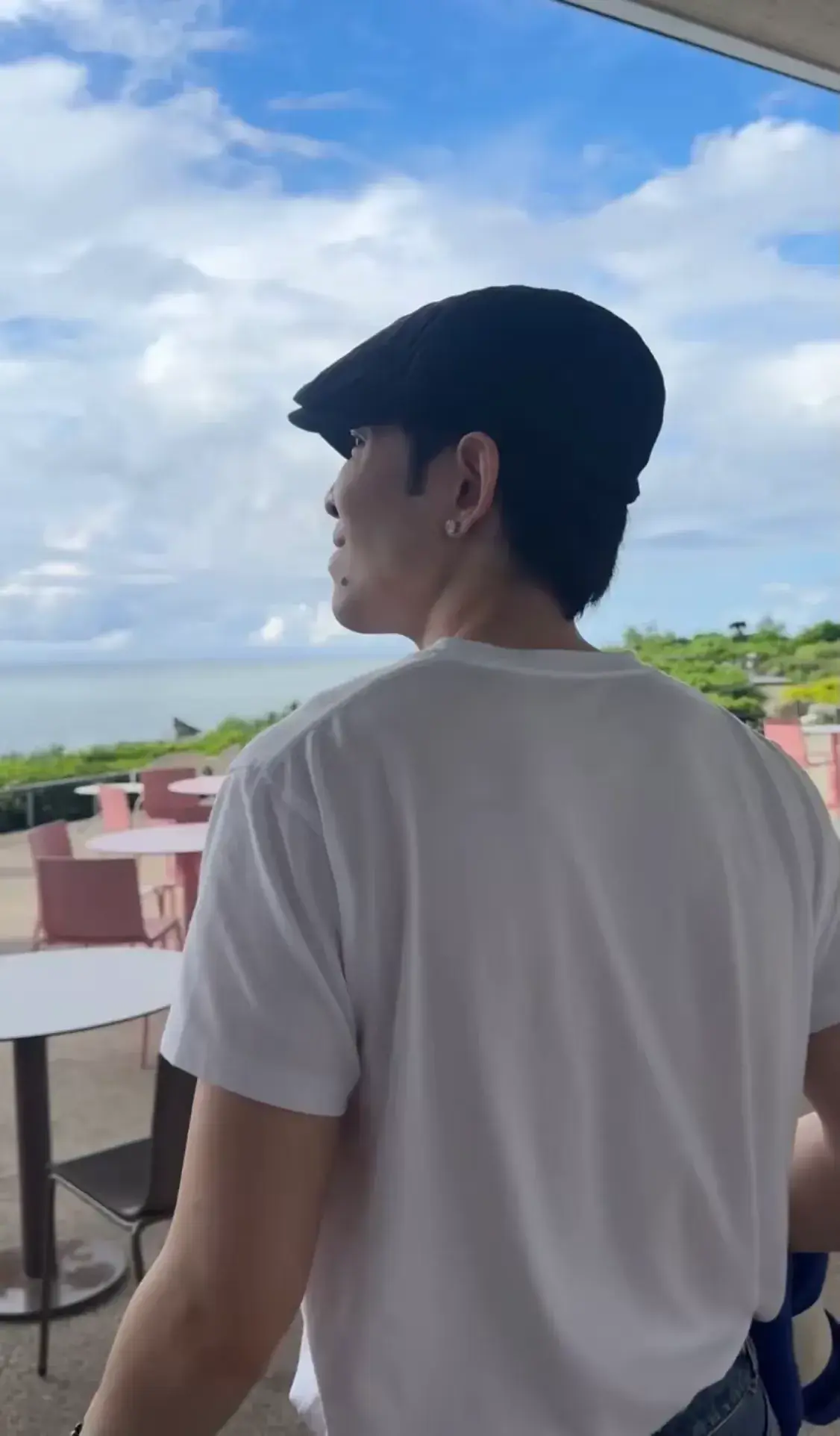 蕭敬騰和老婆日本旅行,林有慧苗條十足身材好,牽手過馬路像熱戀