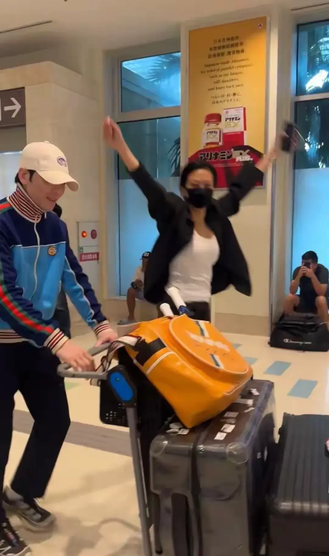 蕭敬騰和老婆日本旅行,林有慧苗條十足身材好,牽手過馬路像熱戀