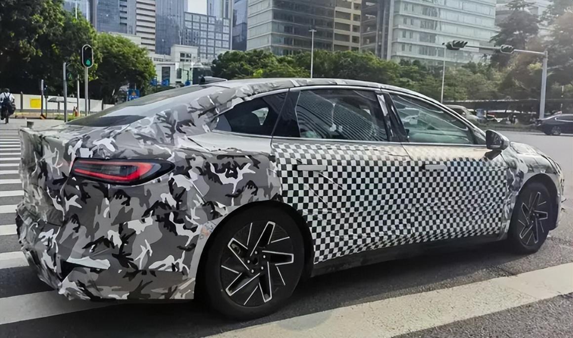 寶駿全新旗艦轎車“云光”:5米車長+2.9米軸距,有望年內上市!