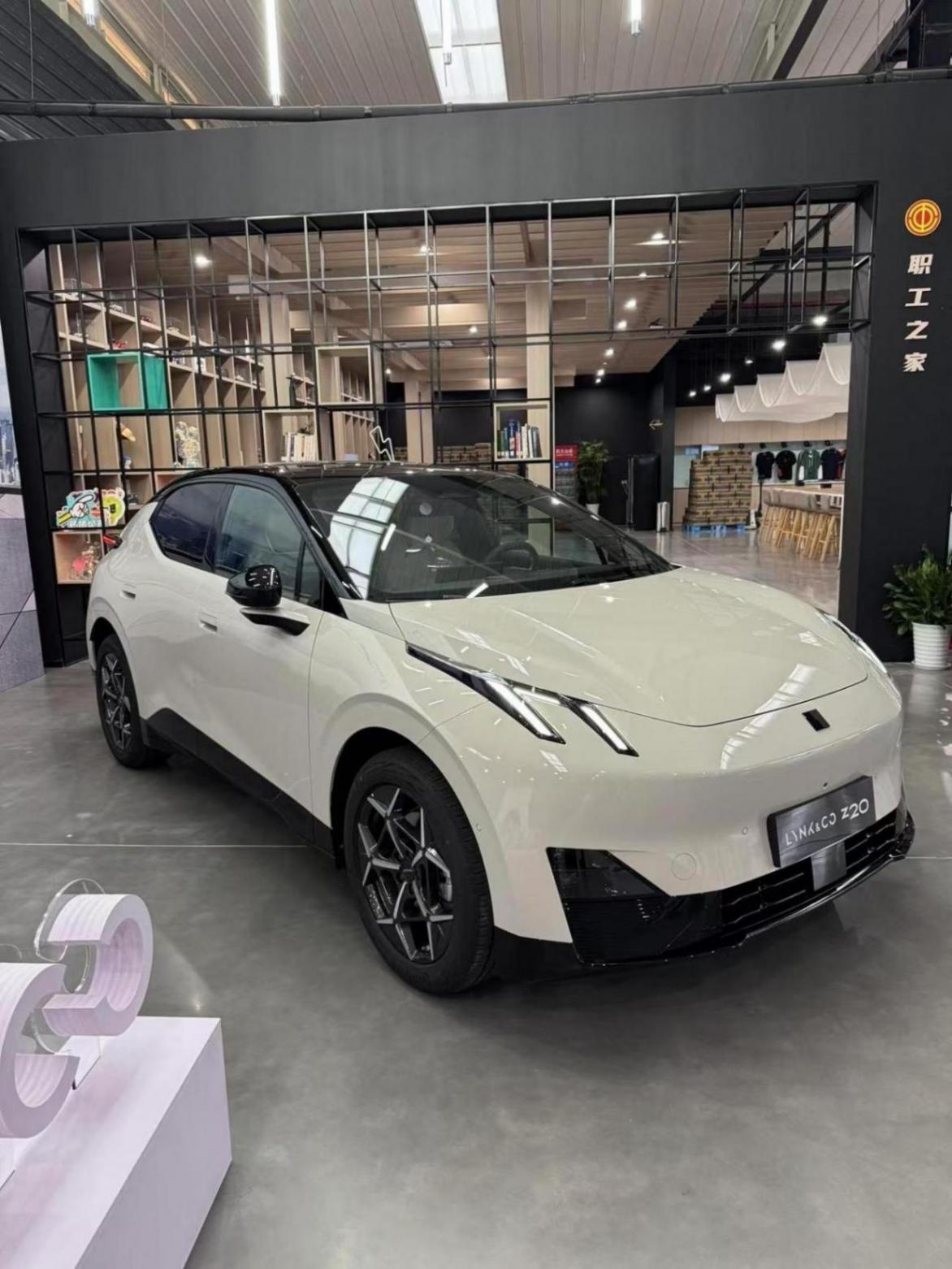 領(lǐng)克Z20實車現(xiàn)身,比元PLUS更大+無框車門,配340馬力+4.5C快充
