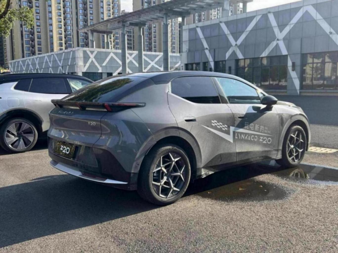 領(lǐng)克Z20實車現(xiàn)身,比元PLUS更大+無框車門,配340馬力+4.5C快充