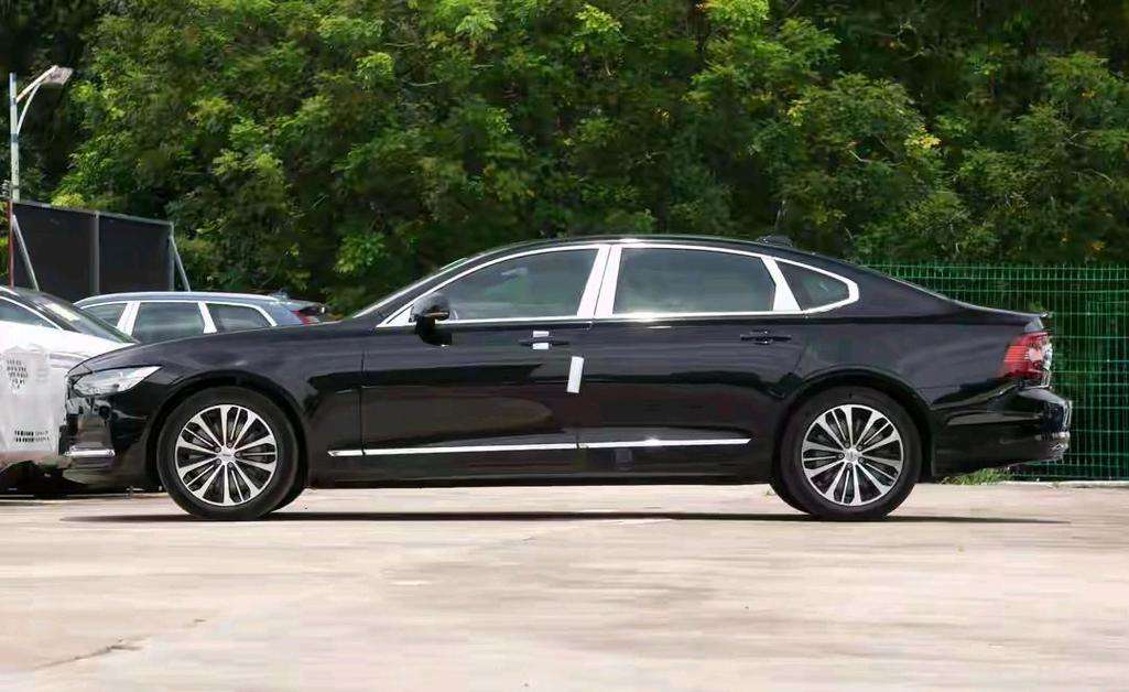 沃爾沃2025款S90上市 銷量再攀高峰 S90成30萬級(jí)別家用轎車首選