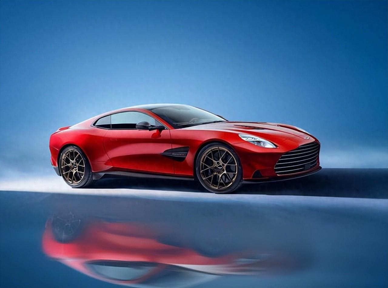 又一英倫旗艦級跑車,搭載5.2升V12發動機,835匹馬力、3.3s破百