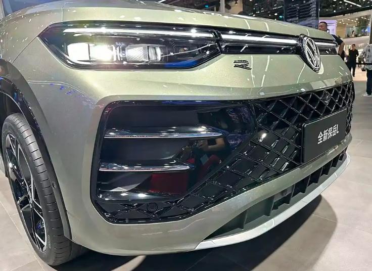 2024廣州車展 | 探岳L正式亮相 尺寸升級 3塊屏+3套動力 搭載大疆智駕