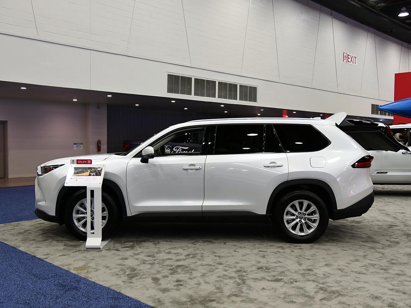8座的豐田大漢蘭達正式亮相,造型像RAV4,提供三種動力,配四驅