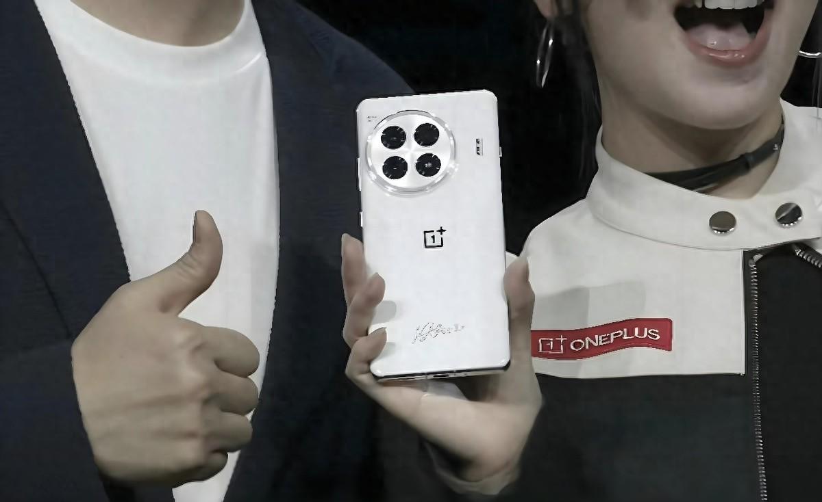 3000元手機怎么選?6100毫安+驍龍8Gen3+萬級VC,OPPO交“答卷”