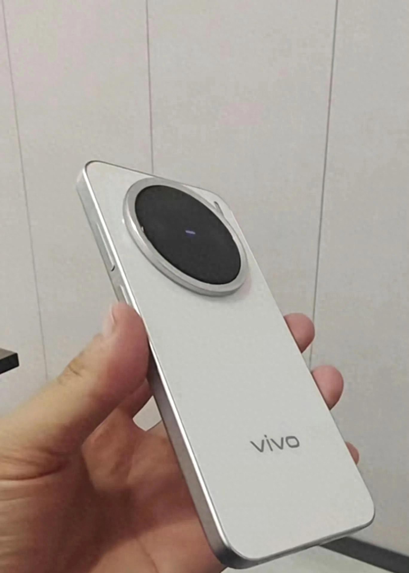 全網首發! vivo X200 Pro mini 真機搶先上手體驗, 大圓相機模組真硌手