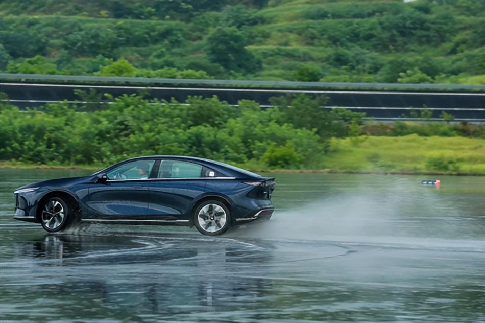 長安馬自達MAZDA EZ-6試駕體驗:駕控升級 樹立合資新能源新標桿