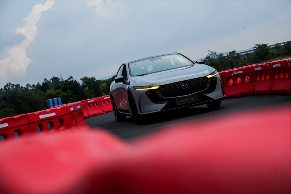 長安馬自達MAZDA EZ-6試駕體驗:駕控升級 樹立合資新能源新標桿