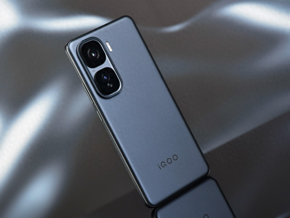 iQOO Neo10全面評測:輕薄大電池,游戲小鋼炮