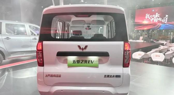 五菱全新純電,4座+側(cè)滑門,后排放平秒變貨車,網(wǎng)友:給我沖!