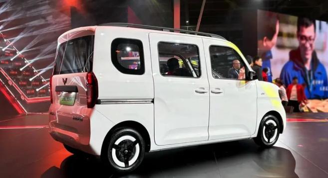 五菱全新純電,4座+側(cè)滑門,后排放平秒變貨車,網(wǎng)友:給我沖!