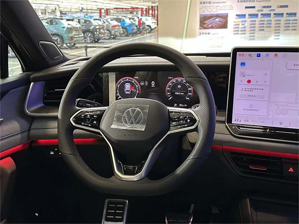 全新大眾探岳L出街,新前臉配發光LOGO,車內搭三大屏/大疆智駕