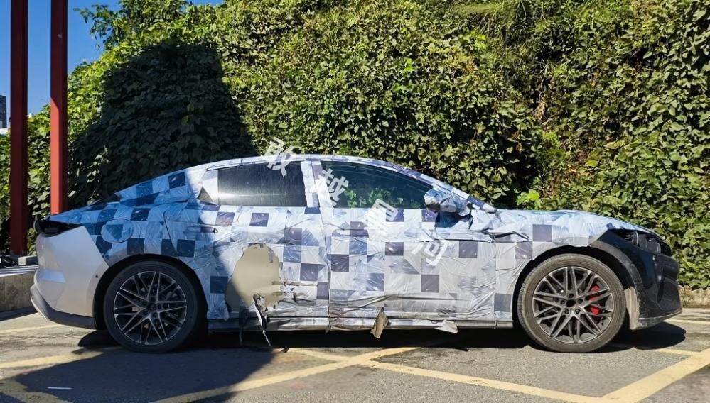 比亞迪全新中型轎車曝光,懸掛“漢”車標,或為漢L
