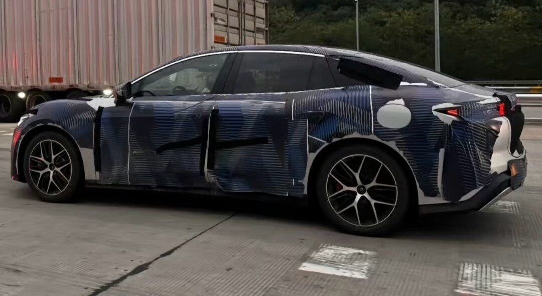 比亞迪全新中型轎車曝光,懸掛“漢”車標,或為漢L