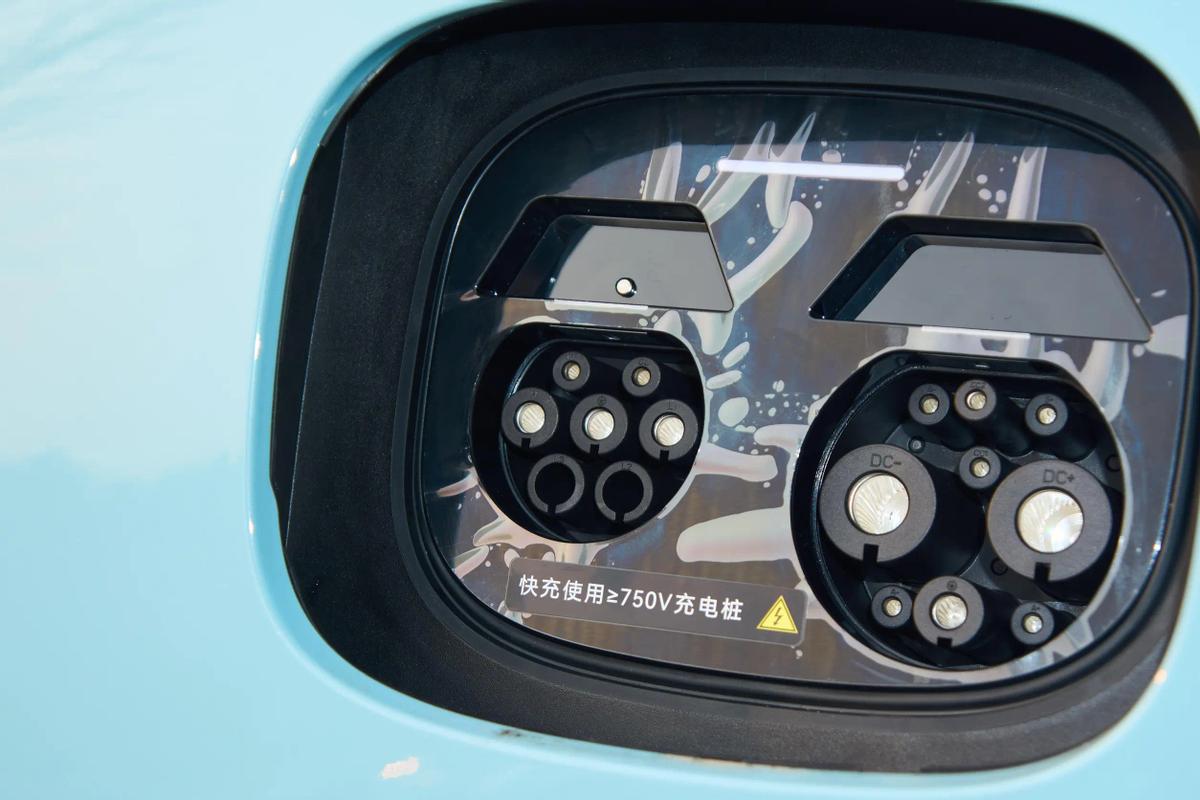 起售價下調2萬元,25款智界S7上市,增加記憶泊車/三區空調