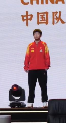 成都混合世界杯中國隊出場時,莎莎氣場十足,有注意到大迪嗎?